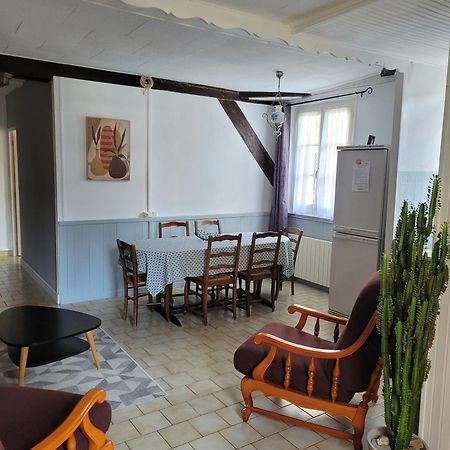 La Cour Du Chateau La Charite Bagian luar foto