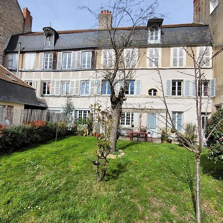 La Cour Du Chateau La Charite Bagian luar foto
