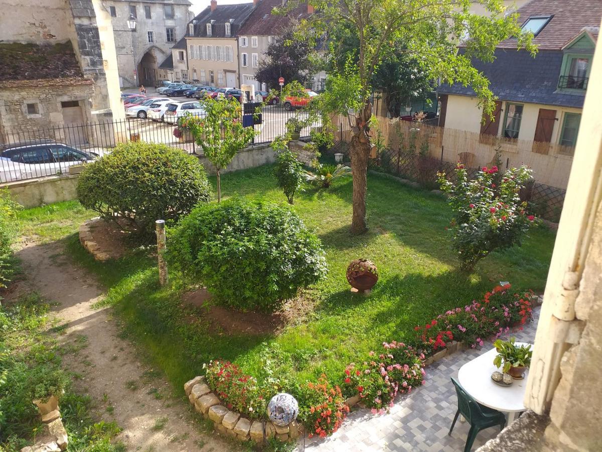 La Cour Du Chateau La Charite Bagian luar foto