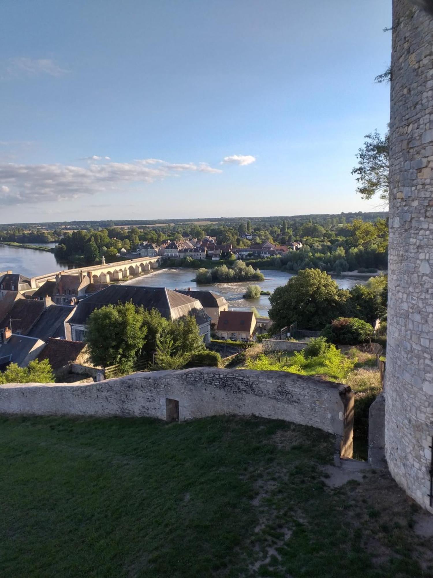 La Cour Du Chateau La Charite Bagian luar foto