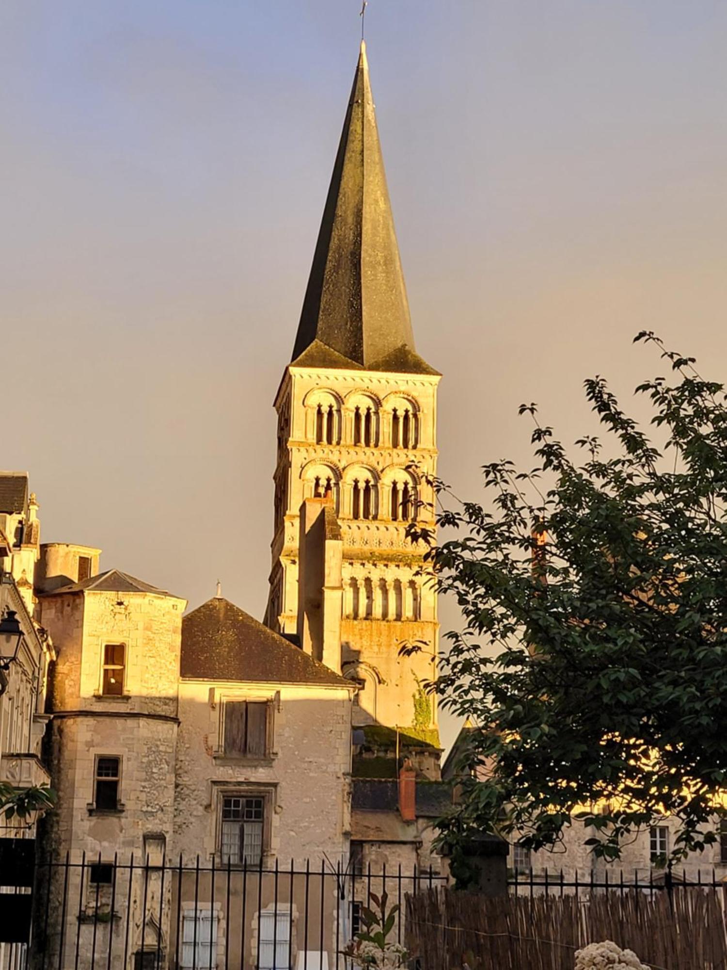 La Cour Du Chateau La Charite Bagian luar foto