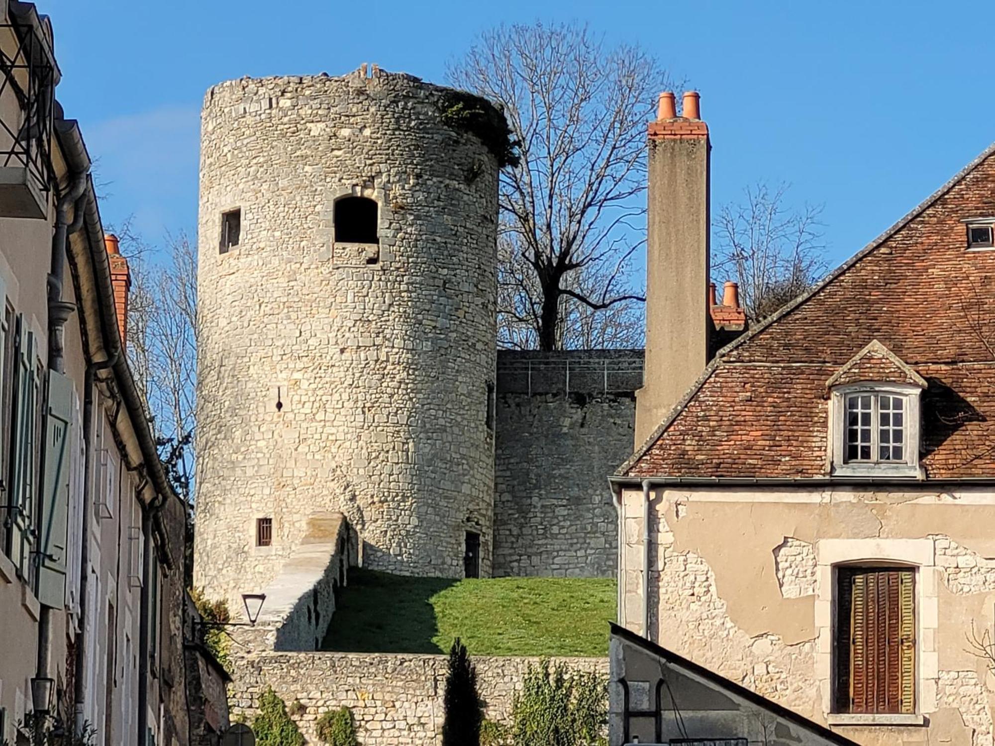 La Cour Du Chateau La Charite Bagian luar foto