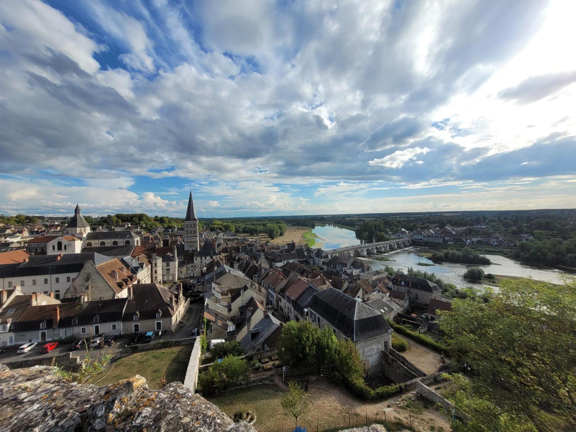 La Cour Du Chateau La Charite Bagian luar foto