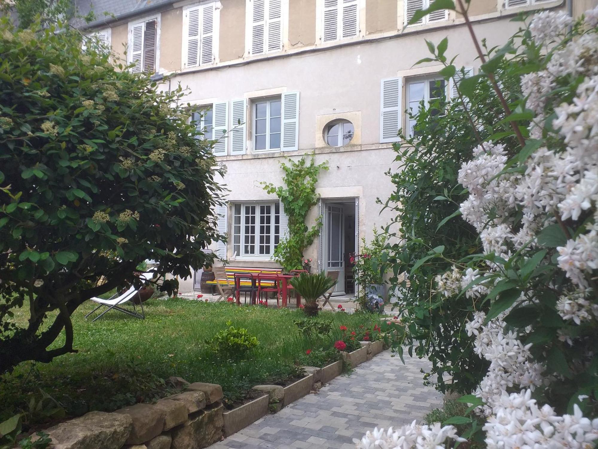 La Cour Du Chateau La Charite Bagian luar foto