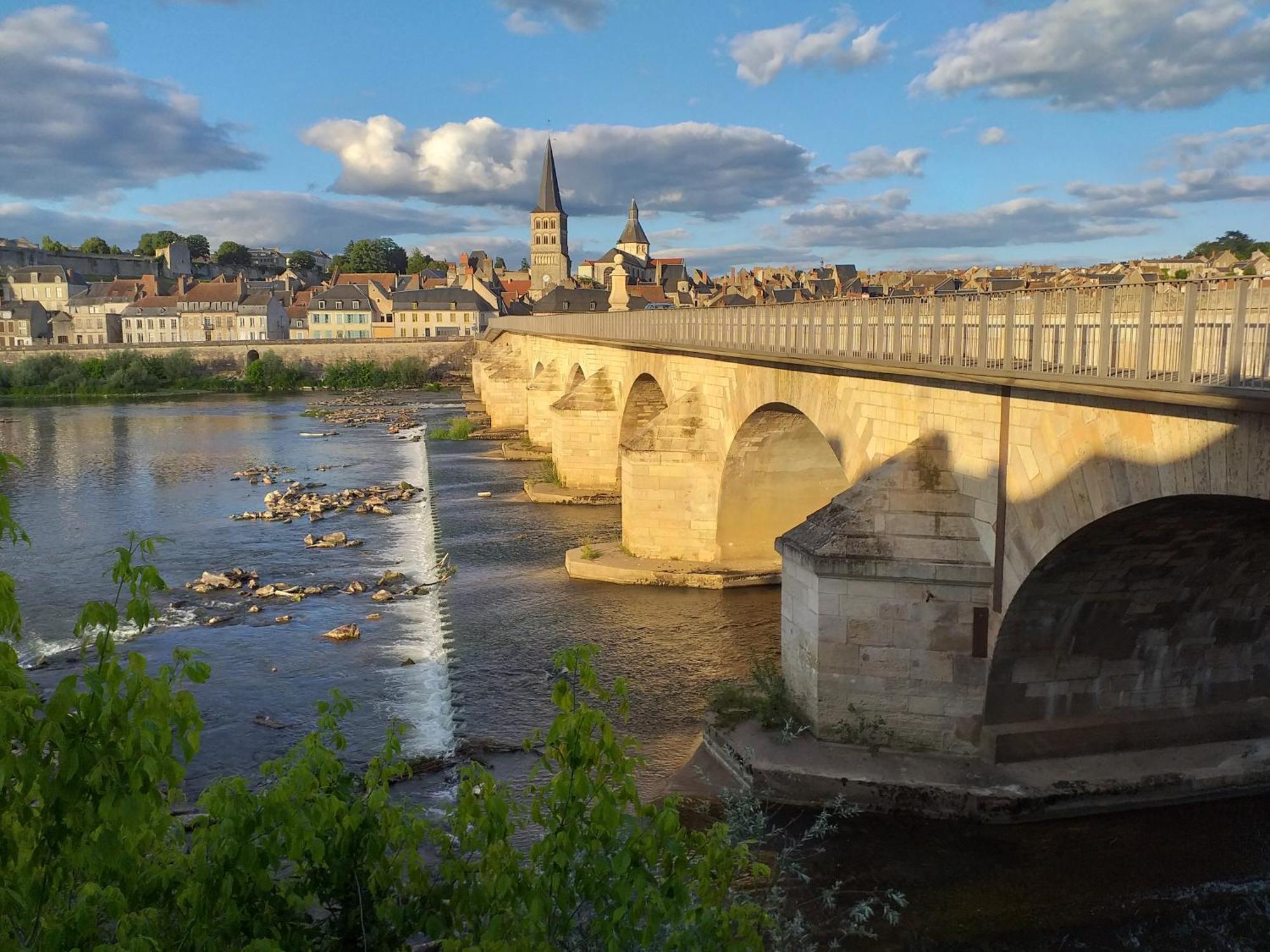 La Cour Du Chateau La Charite Bagian luar foto