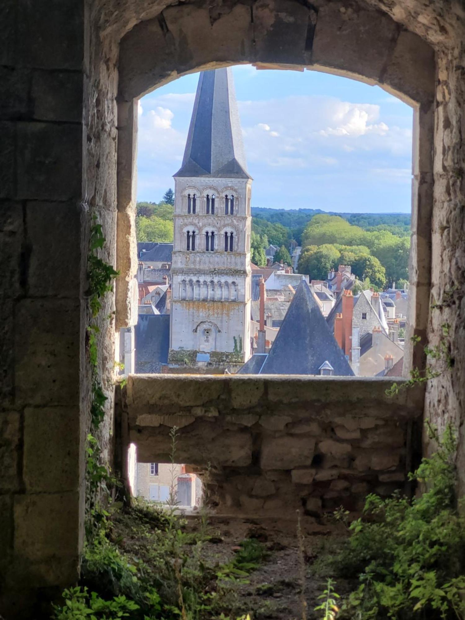 La Cour Du Chateau La Charite Bagian luar foto