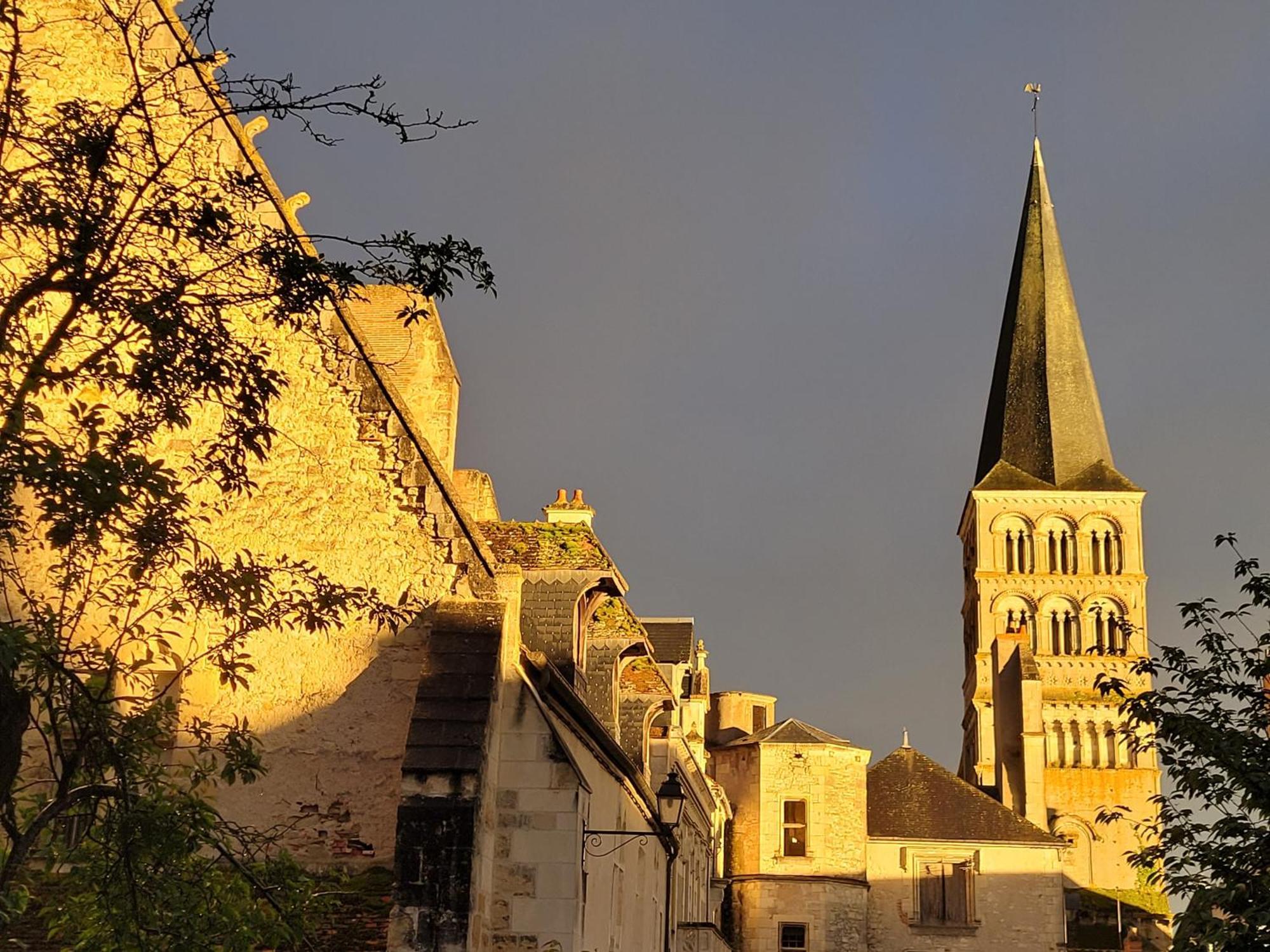 La Cour Du Chateau La Charite Bagian luar foto