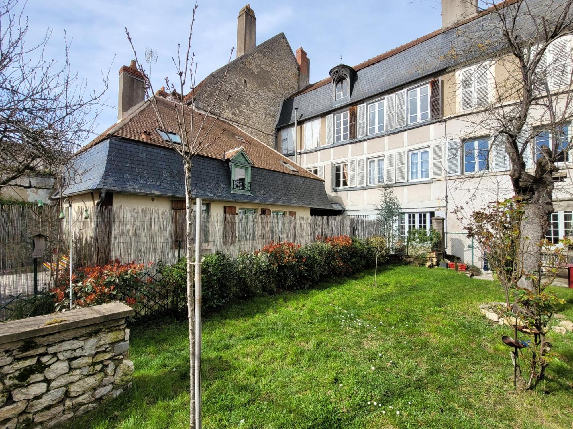 La Cour Du Chateau La Charite Bagian luar foto