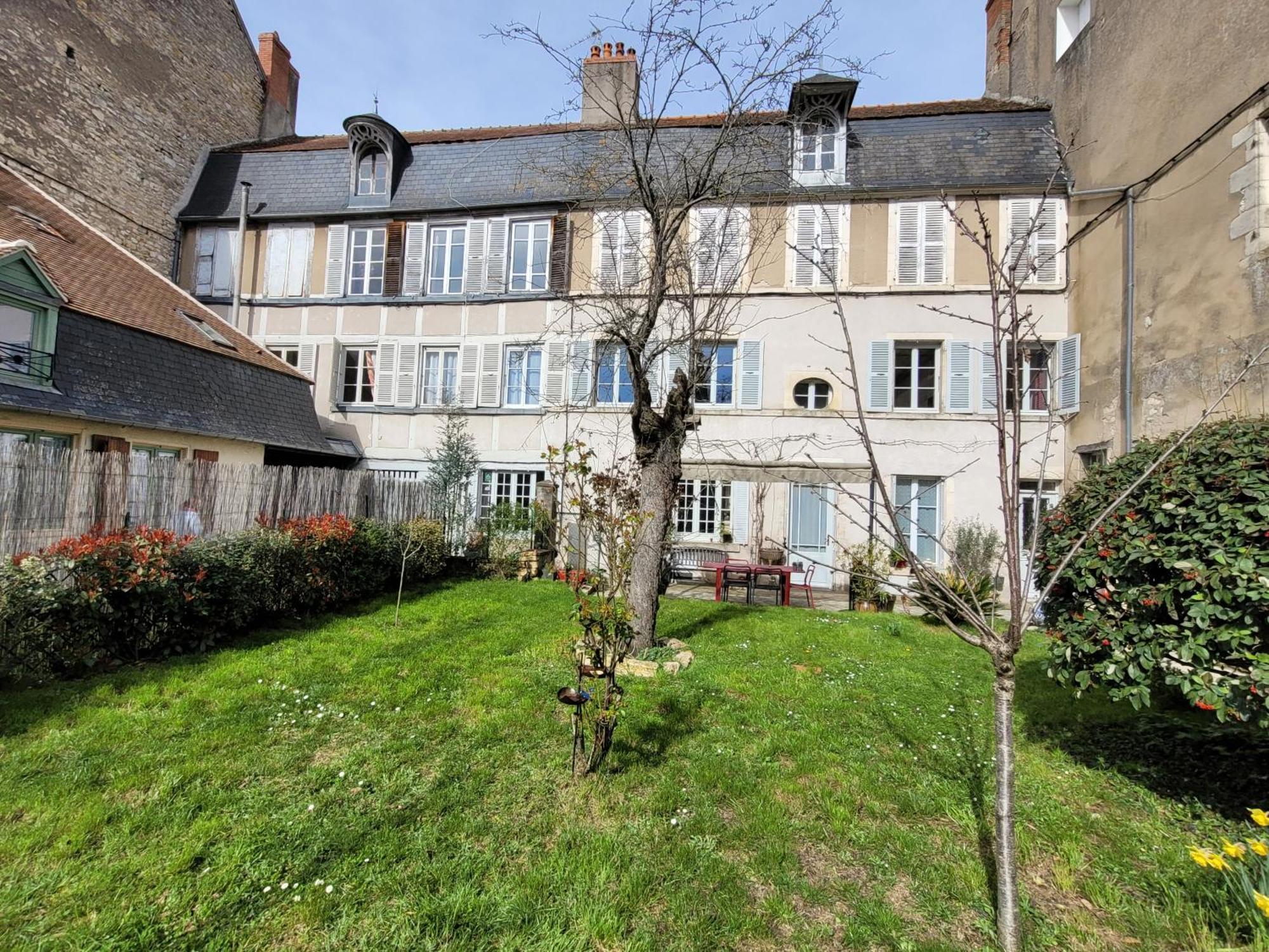 La Cour Du Chateau La Charite Bagian luar foto