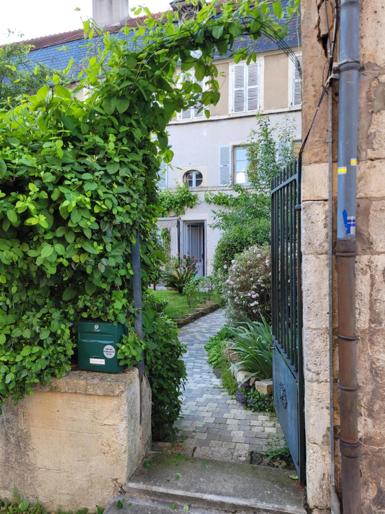 La Cour Du Chateau La Charite Bagian luar foto